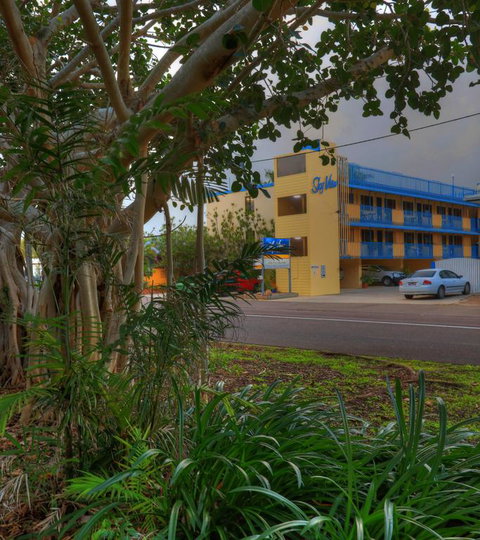 Sky View Units Bowen - Holiday Find 3