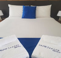 Snow Season Motor Inn - Holiday Find