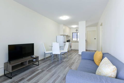 South Perth Perfect Location Free WIFI & Parking - Holiday Find 1