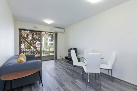 South Perth Perfect Location Free WIFI & Parking - Holiday Find 0