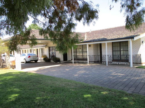 Southern Comfort Motor Inn - Holiday Find 0