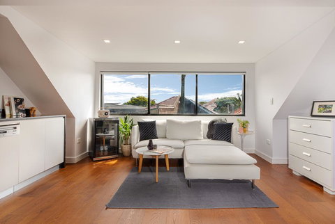 Spacious 2 Bed House, 2 AC And Free Street Parking - Holiday Find 0