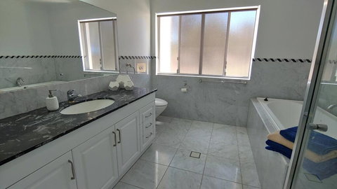 Spacious 2 Bedroom Unit, Private Bath, Kitchen, RV Parking On 5 Acres, 10 Min To Fraser Island Barge - Holiday Find 2