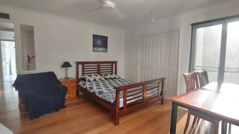 Spacious 2 Bedroom Unit, Private Bath, Kitchen, RV Parking On 5 Acres, 10 Min To Fraser Island Barge - Holiday Find 1