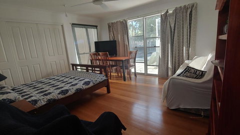 Spacious 2 Bedroom Unit, Private Bath, Kitchen, RV Parking On 5 Acres, 10 Min To Fraser Island Barge - Holiday Find 3