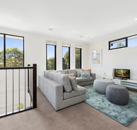 Spacious 4-Bed House with Parking and Backyard - Holiday Find
