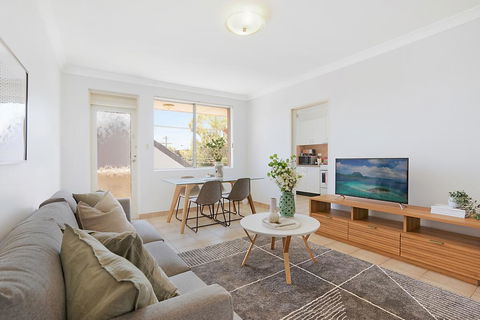 Spacious Apartment In Trendy Sydney Neighbourhood - Holiday Find 3