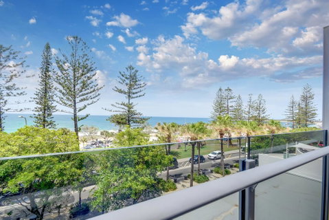 SPIN13- ESCAPE TO MOOLOOLABA - Holiday Find 0