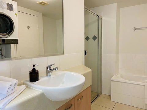Steps From Mudjimba Beach 3 BR Apt Sunshine Coast With WIFI,Pool,Parking - Holiday Find 2