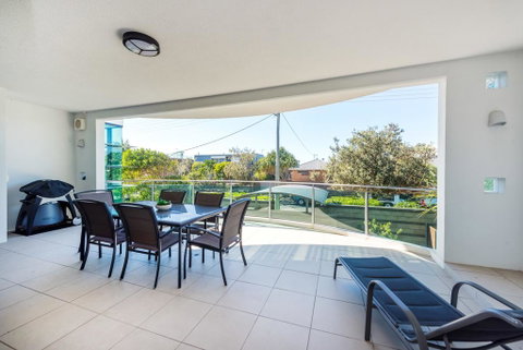 Stylish Beach Side Apartment - Unit 5 - 33 Lorikeet Drive - Holiday Find 1