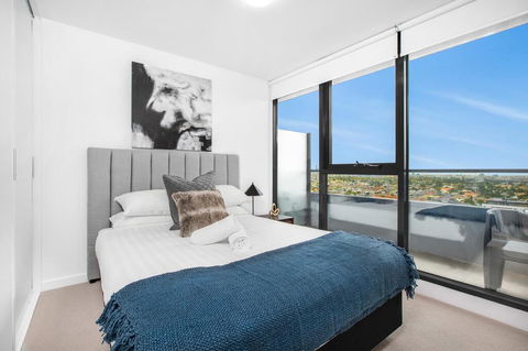 Stylish One-Bed Apartment With Balcony And Parking - Holiday Find 1