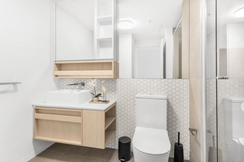 Stylish One-Bed Apartment With Balcony And Parking - Holiday Find 3