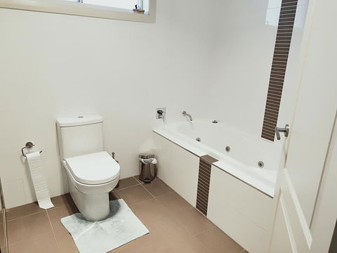Stylish Private Bathroom-Luxurious Modern Big Home - Holiday Find 2