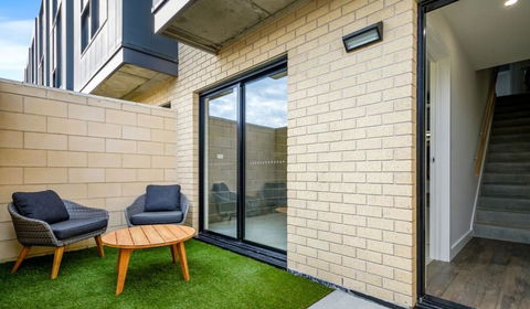 Stylish Townhouse - Holiday Find 3