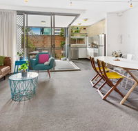 Stylish Valley Unit with Terrace Parking and Pool - Holiday Find