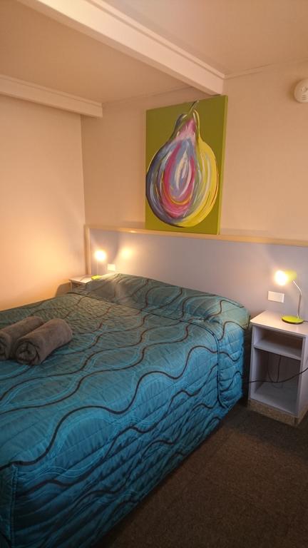 Sunflower Motel - Holiday Find 3