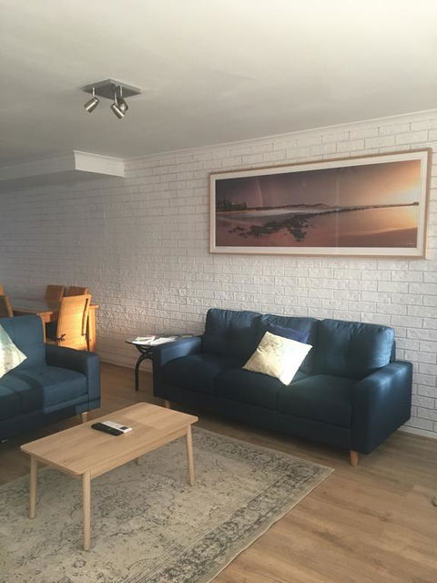 Sunlit Townhouse - Holiday Find 0