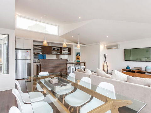 SUNRISE AT BREAKERS - Townhouse Close To Town - Holiday Find 1