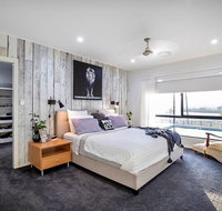 Sunset Penthouse Couples Retreat close to Airlie Beach Champagne on arrival - Holiday Find