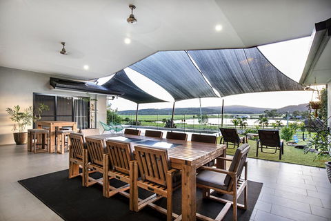 Sunset Retreat Airlie Beach Rural Getaway - Holiday Find 3