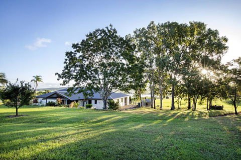 Sunset Retreat Airlie Beach Rural Getaway - Holiday Find 1