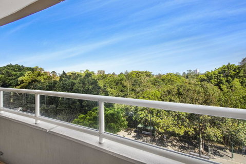 Super Convenient Apartment With Garden Views - Holiday Find 0