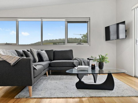 SURF CENTRAL - Wifi, Double Garage & Smack Bang In The Middle Of Town - Holiday Find 1