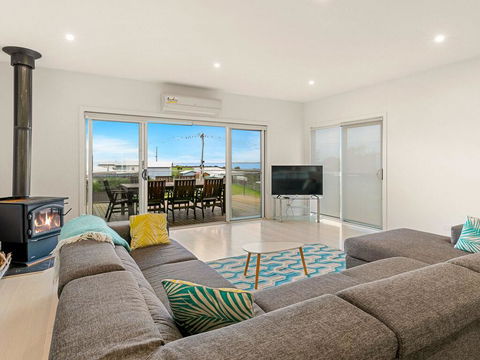 Swan Bay Views - Holiday Find 1