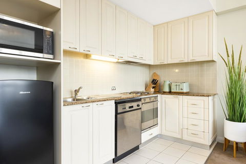 Sydney CBD 1 Bedroom Self-Contained Apartment With Spectacular Sydney Harbour View (1312 BRG) - Holiday Find 2