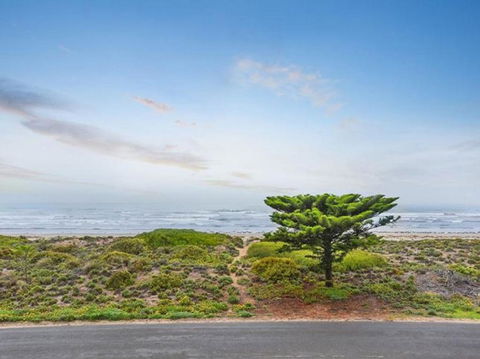 Tahren Beachfront Shack - Holiday Find 3