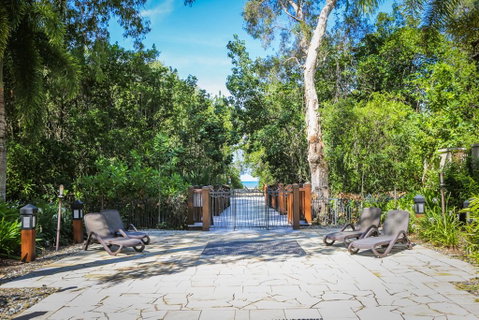 Temple 121 Modern Spacious Palm Cove 2 Brm 2 Bth Resort Apartment With Courtyard - Holiday Find 1
