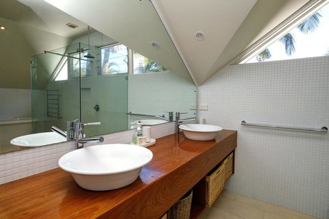 THE BEACH HOUSE - Holiday Find 0