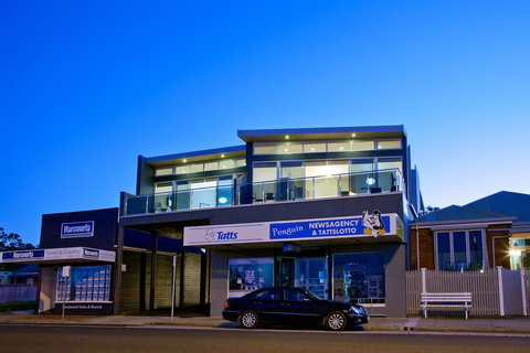 Penguin Waterfront Escape - Holiday Find 9