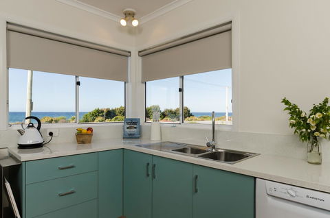 Penguin Beach House - Holiday Find 9