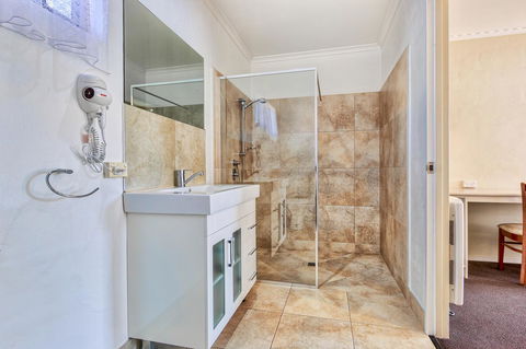 Wintersun Gardens Motel - Holiday Find 9