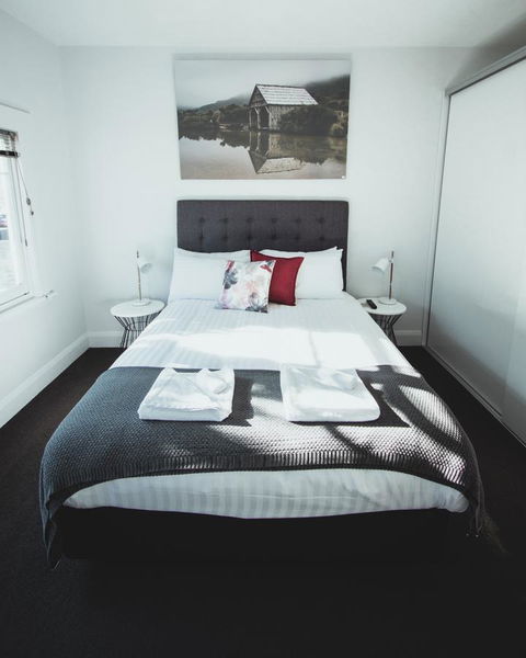 Park Street Accommodation - Holiday Find 0