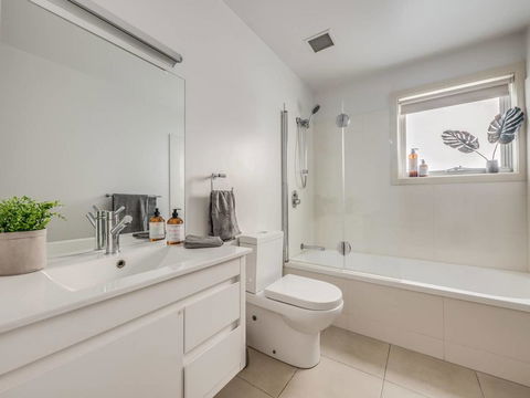 Marina View Apartment - Holiday Find 1