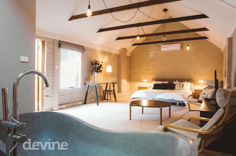 Devine Stays - Hayloft On ELizabeth - Holiday Find 13