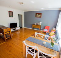 Flora Hill Creek Views - Holiday Find