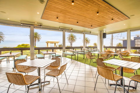 Nightcap At Sandringham Hotel - Holiday Find 6