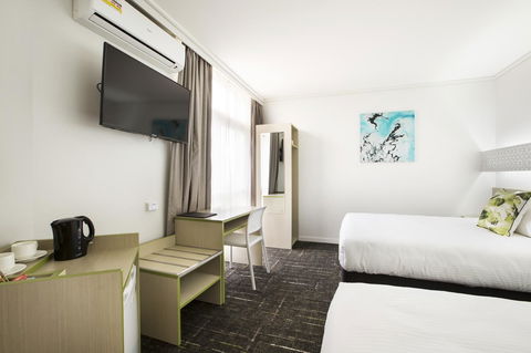 Nightcap At Sandringham Hotel - Holiday Find 17