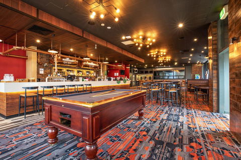 Nightcap At Sandringham Hotel - Holiday Find 8