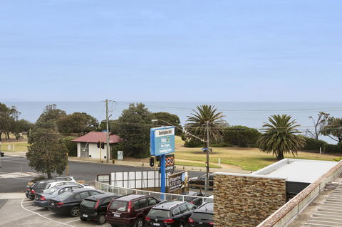 Nightcap At Sandringham Hotel - Holiday Find 29