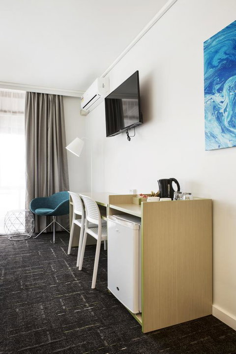 Nightcap At Sandringham Hotel - Holiday Find 14