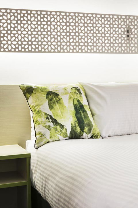 Nightcap At Sandringham Hotel - Holiday Find 12