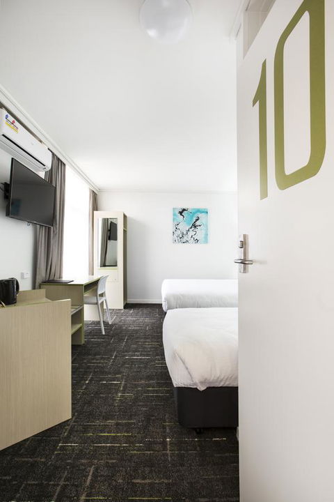 Nightcap At Sandringham Hotel - Holiday Find 21