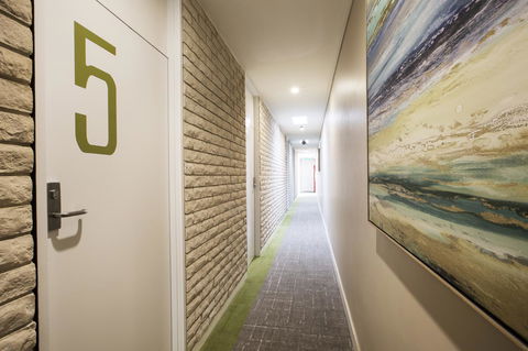 Nightcap At Sandringham Hotel - Holiday Find 15