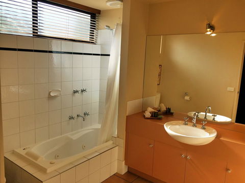Lorne Surf Apartments - Holiday Find 24