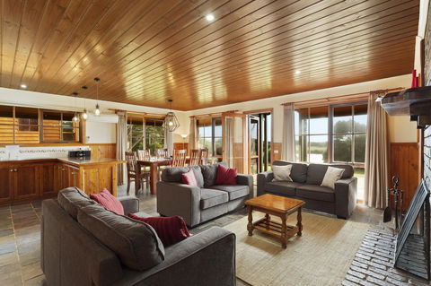 Apollo Bay Cottages - Holiday Find 2