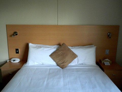 Ciloms Airport Lodge - Holiday Find 24